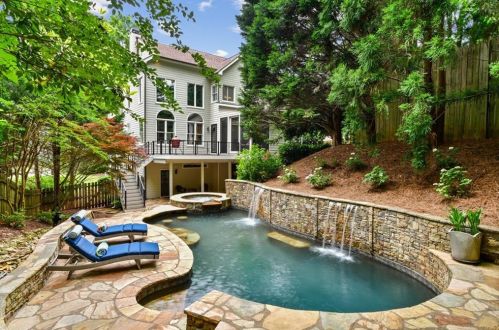 800 Lake Summit Dr, Atlanta GA  30342-1975 exterior