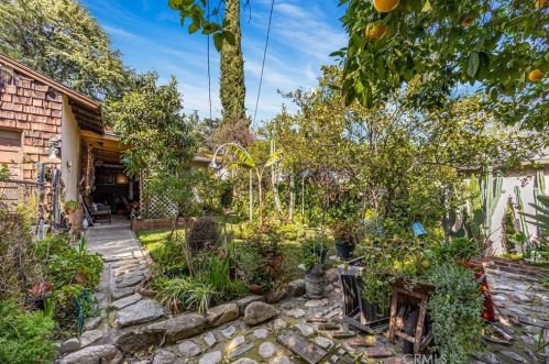 1080 Altadena Dr, Altadena, CA 91001-2039