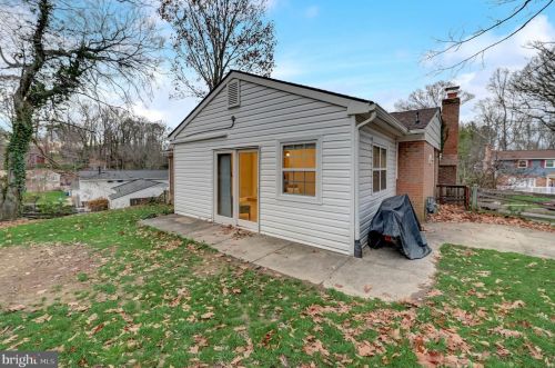 7203 Hadlow Dr, Springfield VA  22152-3529 exterior