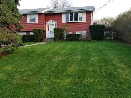 34 Squantum Dr, Middletown, RI 02842-4562