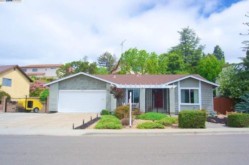 3584 Skyline Dr, Hayward, CA 94542-2504