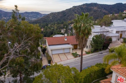 3334 Oakmont View Dr, Glendale CA  91208-1158 exterior