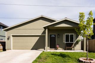 1232 Quinalt St, Springfield, OR 97477-2621