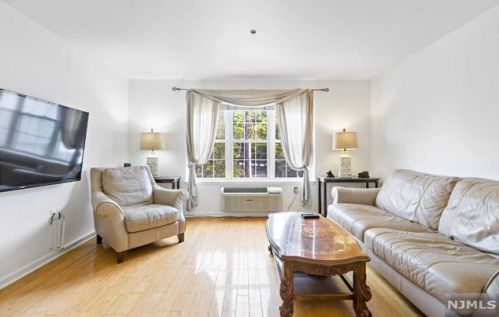 547 Gorge Rd, Cliffside Park, NJ 07010-2210