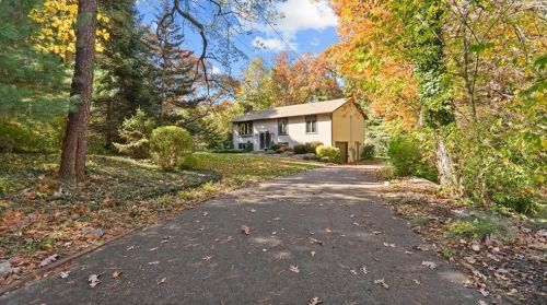 11 Newcastle Dr, Warwick, RI 02818-2709