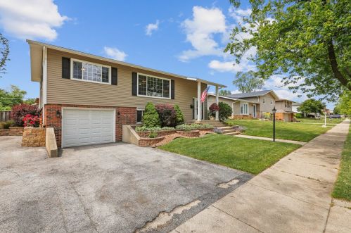 15212 Colina Ave, Oak Forest, IL 60452-1915