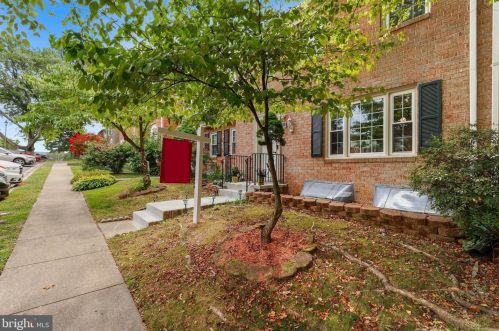1429 Admiral Dr, Woodbridge, VA 22192-2602