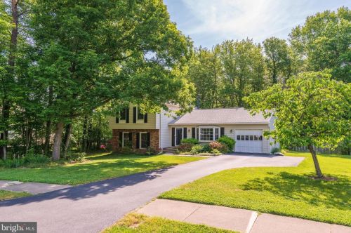 2333 Rosedown Dr, Herndon VA  20191-1631 exterior