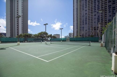 300 Wai Nani Way, Honolulu HI  96815-3961 exterior