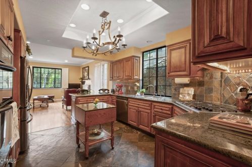 2036 Montecito Dr, Glendale CA  91208-1824 exterior