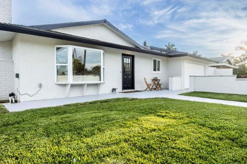 8212 Munster Dr, Huntington Beach CA  92646-5025 exterior