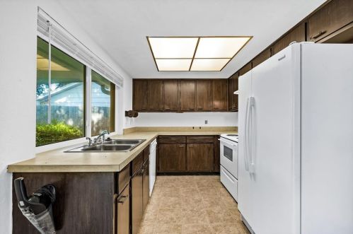 2110 Bordeaux Dr, Carrollton TX 75007-5501 exterior