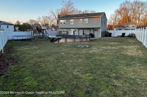 4 Grouse Dr, Berkeley Township, NJ 08721-1902