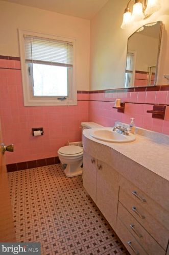 92 Lakedale Dr, Trenton NJ 08648-4421 exterior