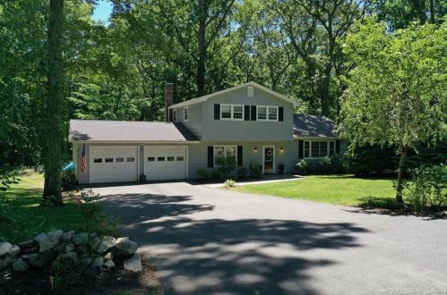 15 Nugget Hill Dr, Gales Ferry, CT 06335-1525