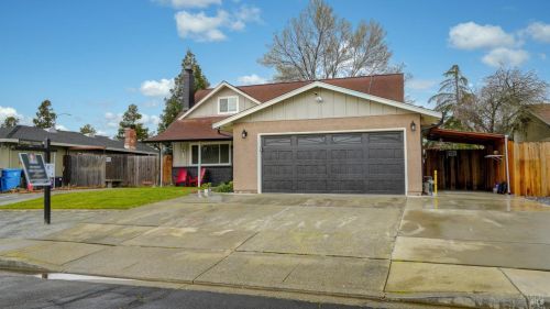 256 Livingston Ave, Vacaville, CA 95687-6415