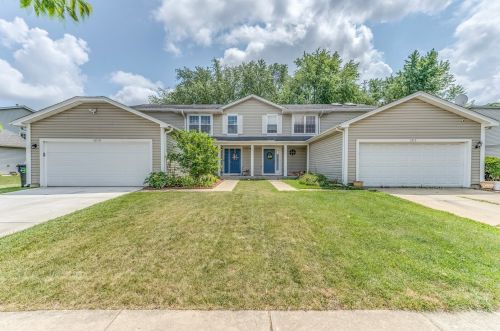 1212 Oak Ridge Dr, Streamwood, IL 60107-2172