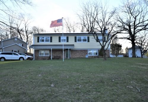 2 Dogwood Dr, Fredon, NJ 07860-2504