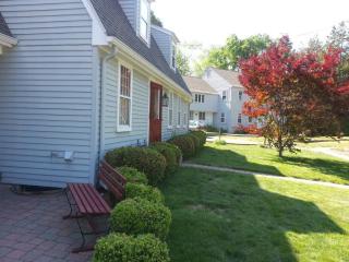 55 Robbinswood Dr, Hartford, CT 06109-2351