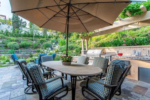 2010 Buckingham Pl, Glendale CA  91206-1401 exterior