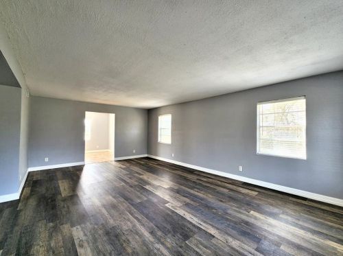 1017 Country Club Dr, Morgans Point, TX 77571-7111