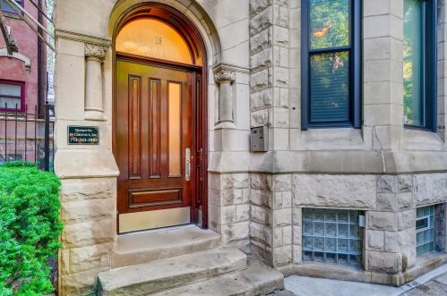 18 Chestnut St, Chicago, IL 60610-3793