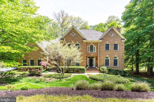 10104 High Hill Ct, Great Falls, VA 22066-3541