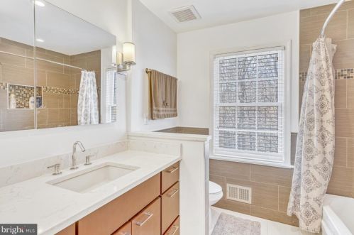 12125 Darnley Rd, Woodbridge VA  22192-6615 exterior