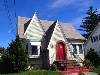 39 Richland Rd, Cranston, RI 02910-4309
