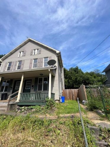 725 Main St, Bangor, PA 18013-1932