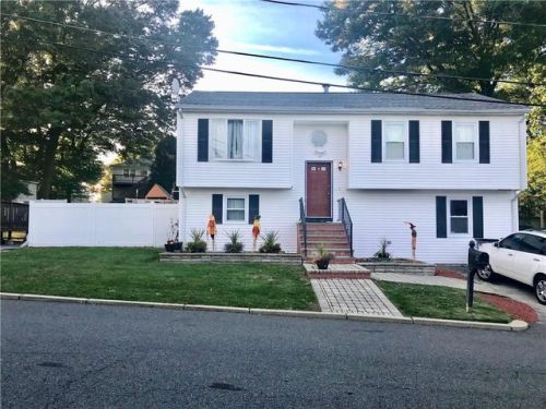 4 Linda Ct, Providence, RI 02904-1451