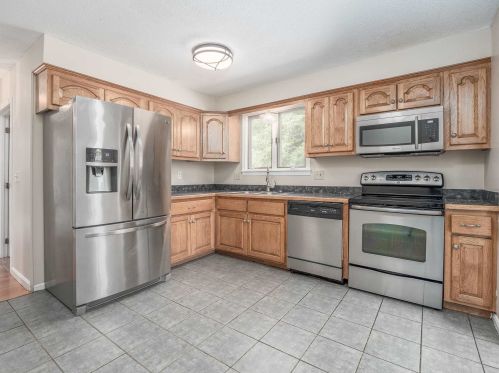 34 Hampton Dr, Nashua, NH 03063-2729