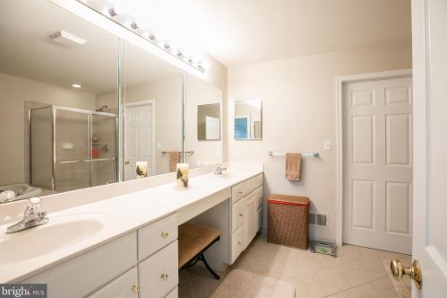 9 Nestlewood Way, Princeton NJ  08540-6132 exterior