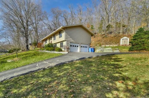 21 Hickory Ln, Upper Stepney, CT 06468-1617