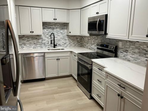 1044 Harbour Dr, Palmyra, NJ 08065-1214