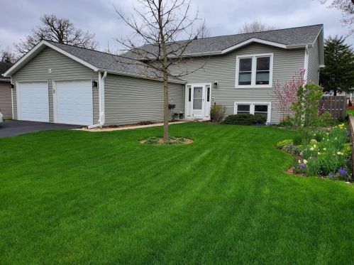 40 Evergreen Dr, Streamwood, IL 60107-2879