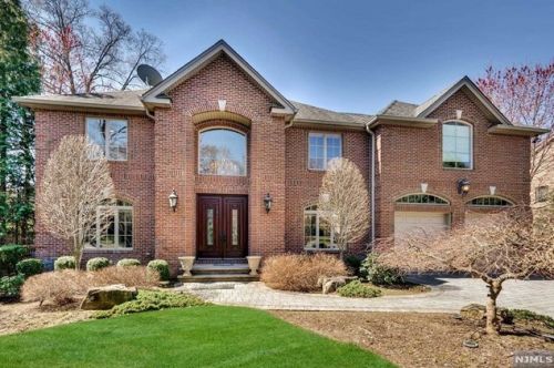 38 Laurence Ct, Closter, NJ 07624-2931