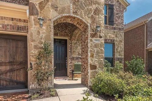 1032 Chickasaw Dr, Carrollton TX  75010-1114 exterior