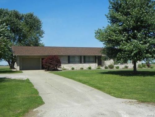 8915 Jahraus Rd, Kinmundy, IL 62854-1547
