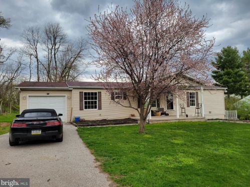 220 Racetrack Rd, Hanover, PA 17331-8781
