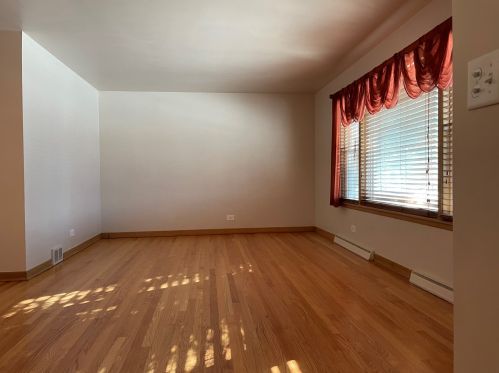 7024 Kedzie St, Niles, IL 60714-2631