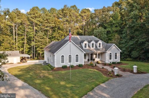 972 Lake Dr, Tappahannock, VA 22560-5642