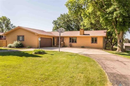 301 5th St, Renner, SD 57020-9626