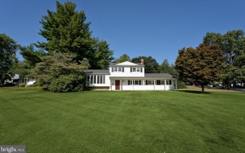 17 Stonicker Dr, Trenton, NJ 08648-3247