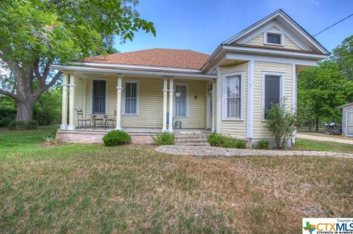 1426 8th St, Seguin, TX 78155-2517