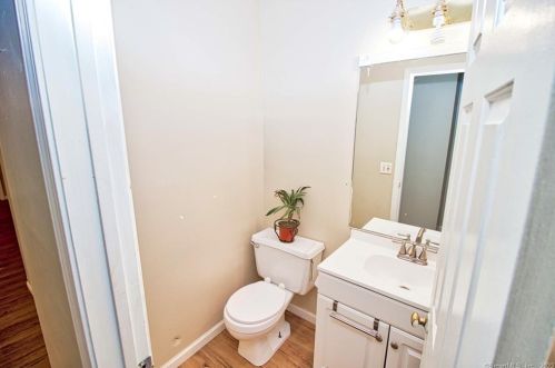289 Notting Hill Gate, Torrington CT  06790-6061 exterior