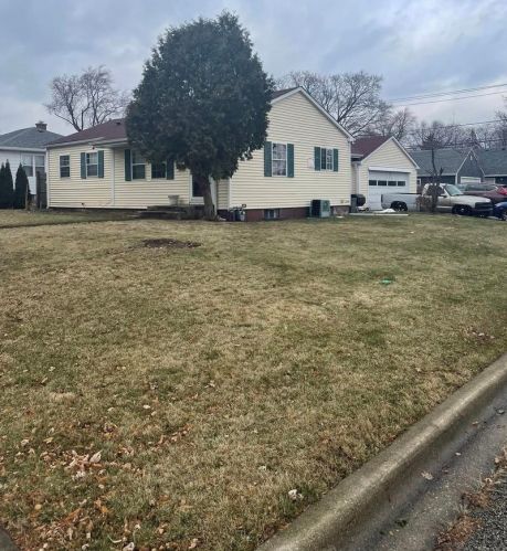 2102 Pearsall Pkwy, Waukegan, IL 60085-7133