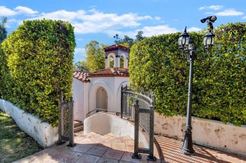 1664 Las Flores Dr, Glendale CA  91207-1200 exterior