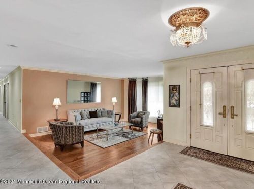 4 Walnut Hollow Ln, Holmdel Village, NJ 07733-1352