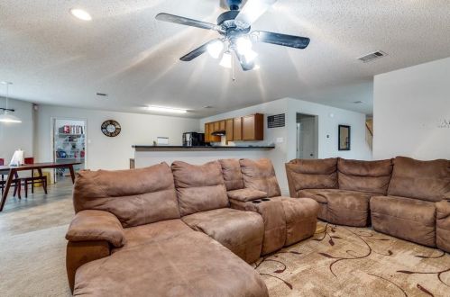 1461 Hedgewood Trl, Fort Worth TX  76112-4455 exterior